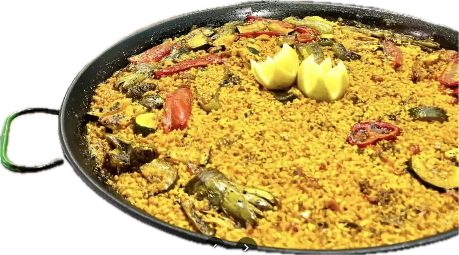 Paella de verduras con rodajas de limón, recién hecha