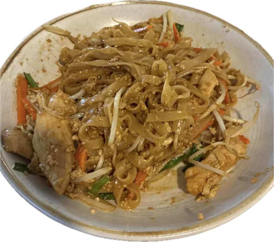 Plato hondo de noodles salteados al estilo thai con pollo, brotes de soja y cebollino